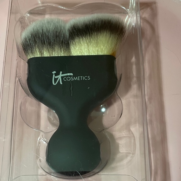 it cosmetics Other - IT Cosmetics Heavenly Luxe No. 19 brush highlight and contour BNIP